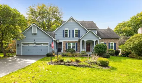 29 Bending Oak Dr, Perinton, NY 14534