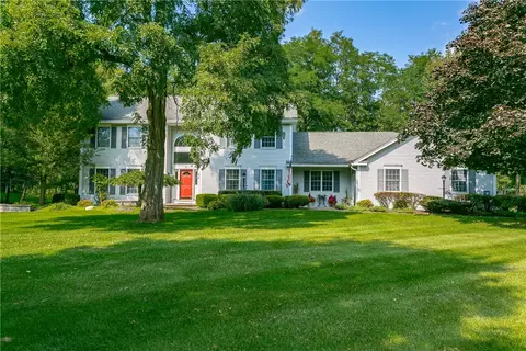 6 Saddle Hl, Honeoye Falls, NY 14472