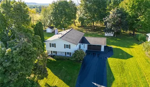 44 Round Trail Dr, Pittsford, NY 14534