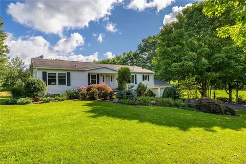 4700 Rushmore Rd, Palmyra, NY 14522