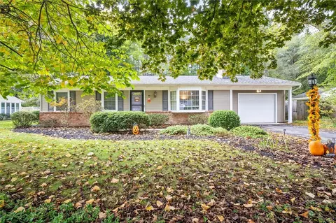 95 Harvest Rd, Perinton, NY 14450
