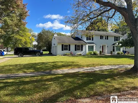 144 Meadowview Ln, Amherst, NY 14221