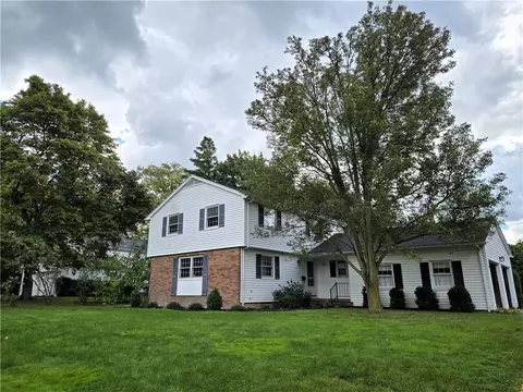 95 Viennawood Dr, Rochester, NY 14618