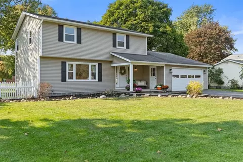 697 Shadowwood Ln, Webster, NY 14580