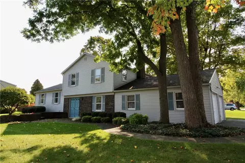 165 Mulberry Dr, Farmington, NY 14425