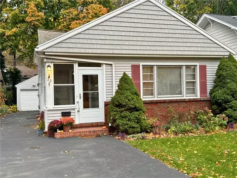 22 Chelsea Rd, Irondequoit, NY 14617