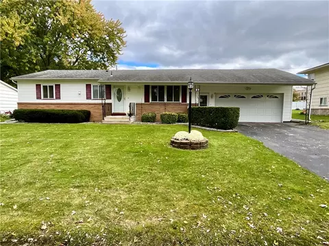 37 Avanti Dr, Gates, NY 14606