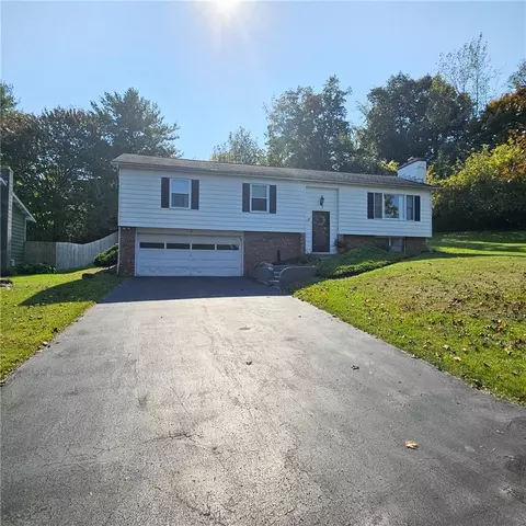 6 Briggs Dr, Auburn, NY 13021