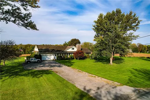 6195 Sweetland Rd, Stafford, NY 14143