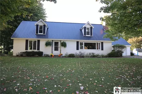 104 W Edgewood Dr, Springville, NY 14141