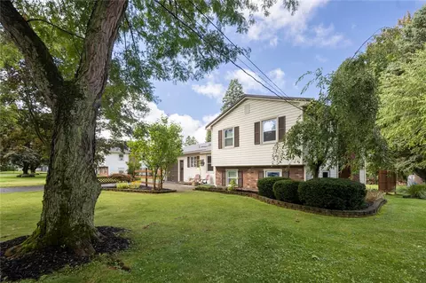 285 Farmview Dr, Macedon, NY 14502