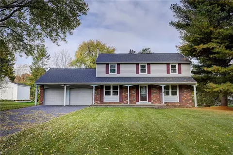 204 Hawthorne Cir, Farmington, NY 14425