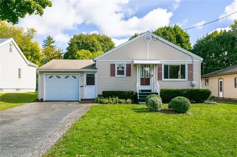 90 Ardella St, Gates, NY 14606