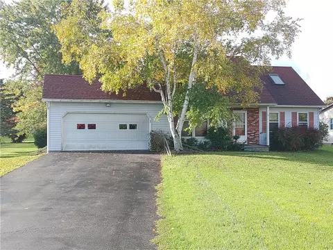 19 Hunter St, Bergen, NY 14416