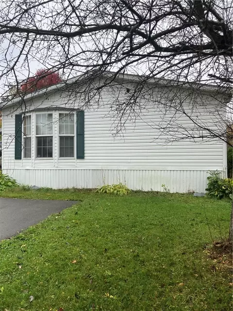 301 Sunset Dr, Holley, NY 14470