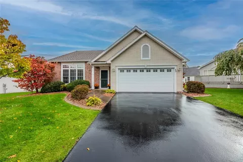 35 Parliament Cir, Greece, NY 14616