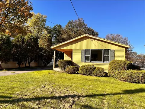 77 Lee Rd, Gates, NY 14606