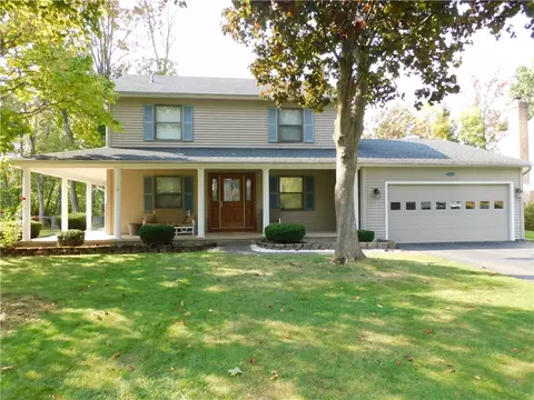 203 Crossroads Ln, Greece, NY 14612