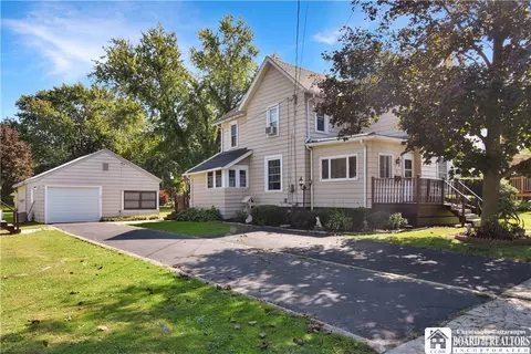 25 Pleasant Ave, Westfield, NY 14787