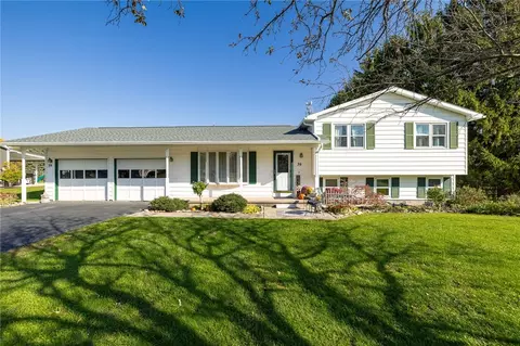 39 Canterbury Ln, Bergen, NY 14416