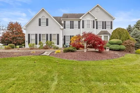 7 Wayshire Dr, Penfield, NY 14526