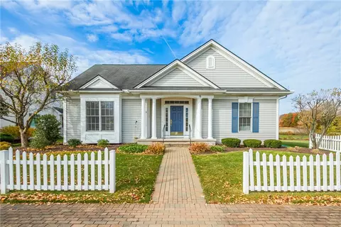 8 Settlers Grn, Pittsford, NY 14534