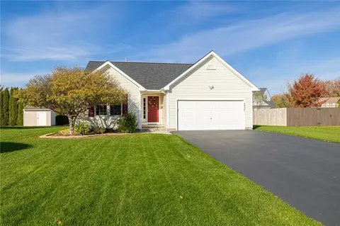5937 Bridle Path Ln, Farmington, NY 14425