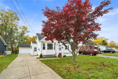 25 Edgewood Rd, Lancaster, NY 14086