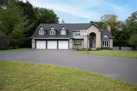 57 Deerborne Ln, Ogden, NY 14559