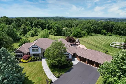 25 Foxboro Ln, Perinton, NY 14450