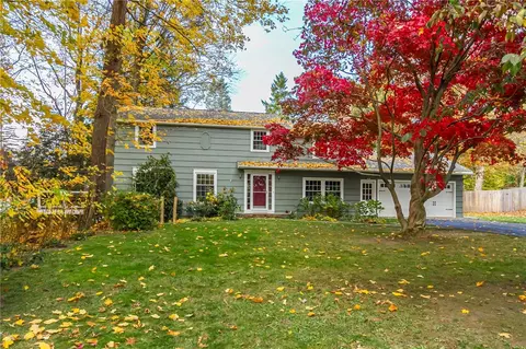 11 Dogwood Gln, Rochester, NY 14625