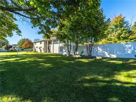 10 El Centro Dr, Irondequoit, NY 14609 photo 3