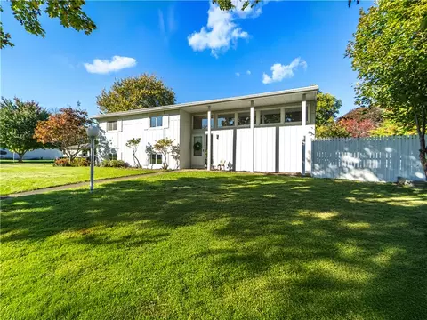 10 El Centro Dr, Irondequoit, NY 14609 photo 2