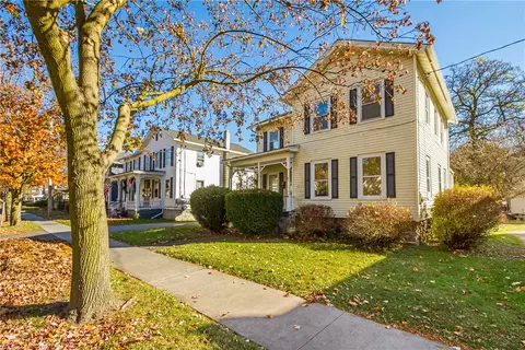 81 Chapin St, Canandaigua, NY 14424