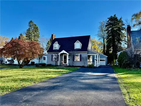 42 Mayfair Dr, Irondequoit, NY 14617