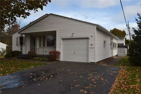 70 Creekside Dr, Irondequoit, NY 14622