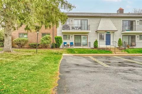 1 High Gate Trl, Perinton, NY 14450