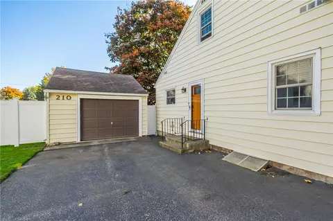 210 Grantham Rd, Irondequoit, NY 14609 photo 4