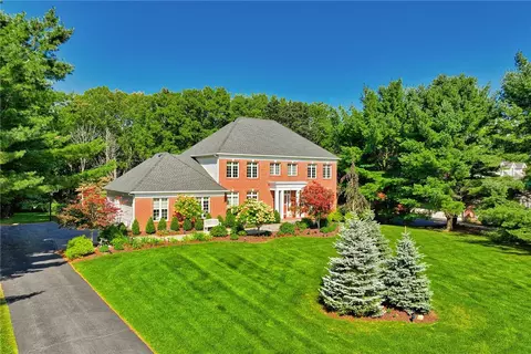 8 Beauclaire Ln, Perinton, NY 14450