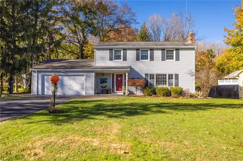4 Cottonwood Ln, Pittsford, NY 14534