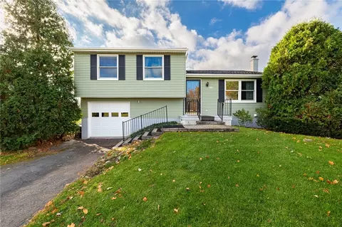 1175 Meadowbrook Ln, Farmington, NY 14425