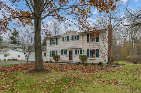 11 Cottonwood Ln, Pittsford, NY 14534