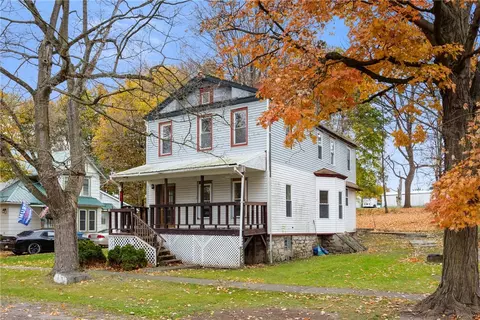 83 Seneca St, Torrey, NY 14441