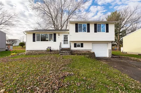 34 Ridge Meadows Dr, Ogden, NY 14559