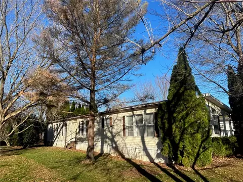 329 Fallbrook Cir, Clifton Springs, NY 14432