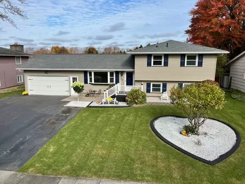 52 Valencia Dr, Gates, NY 14606