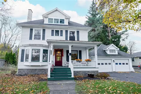 26 Elm St, Le Roy, NY 14482