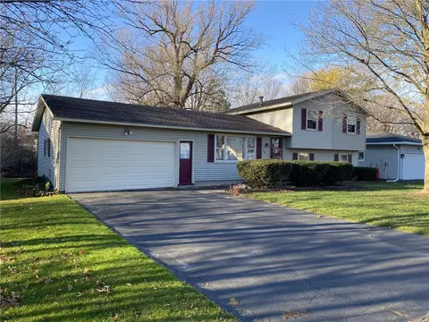 36 Paddington Dr, Gates, NY 14624
