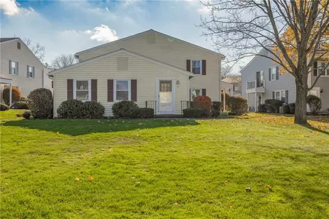 10 Falcon Ln W, Perinton, NY 14450