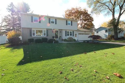 42 Anytrell Dr, Webster, NY 14580